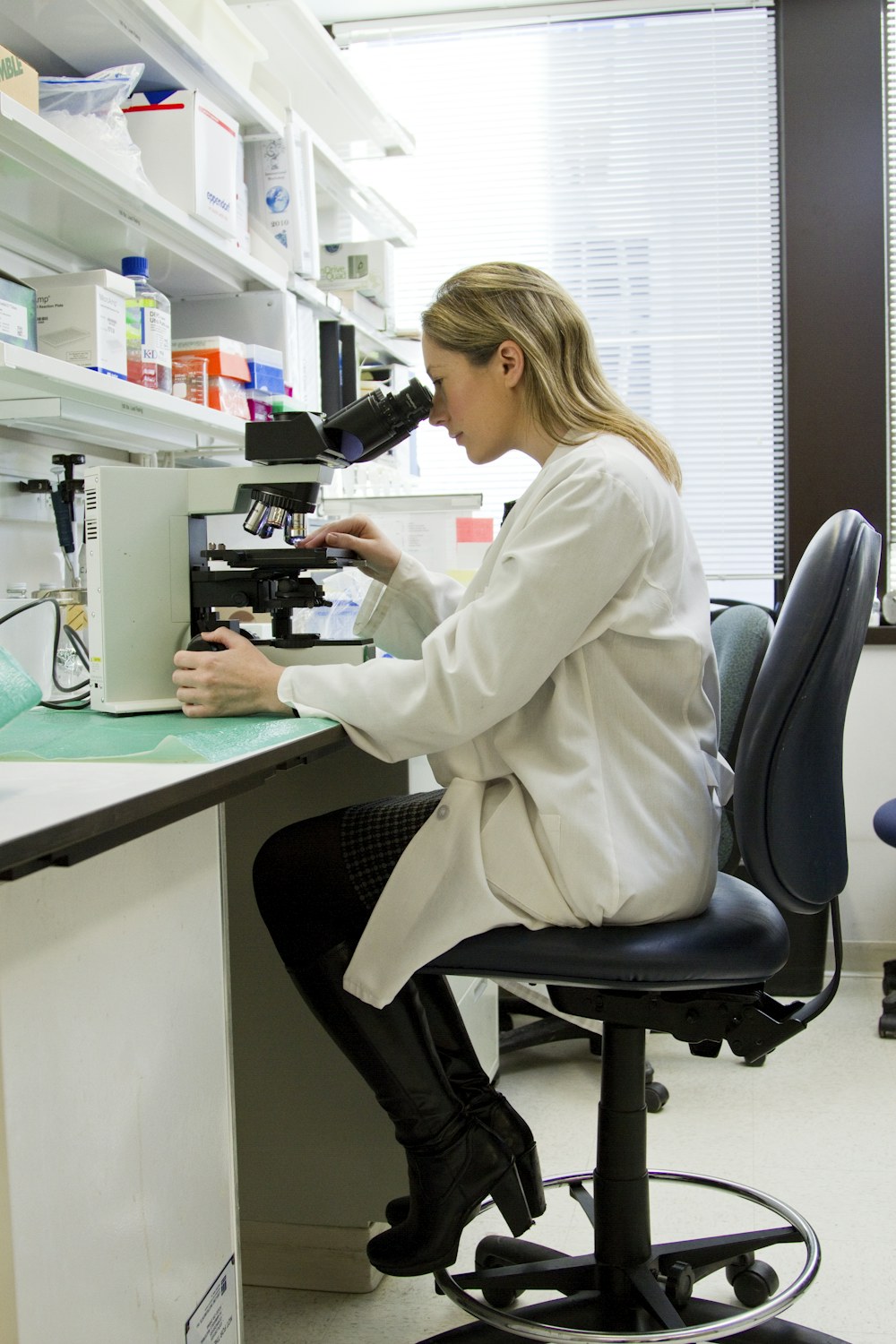Moderní lékařská laboratoř s diagnostickými přístroji